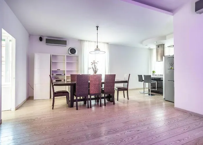 Charme & Luxe 2 Bedroom Center