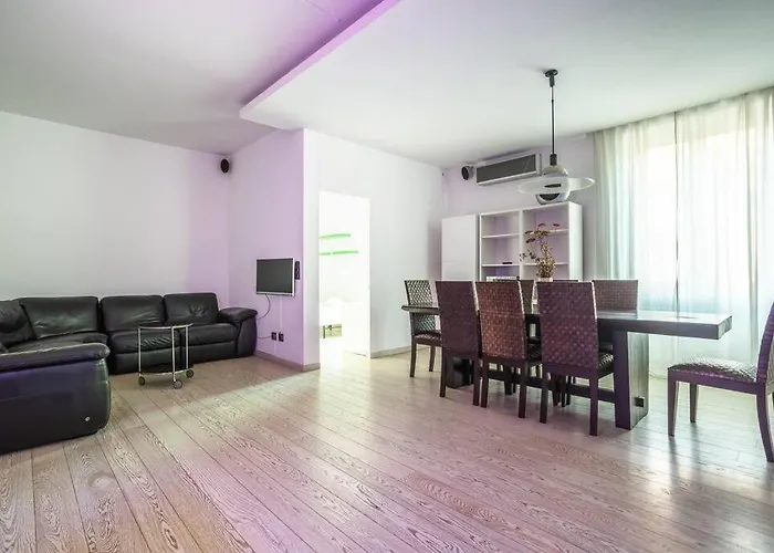 Charme & Luxe 2 Bedroom Center Apartment