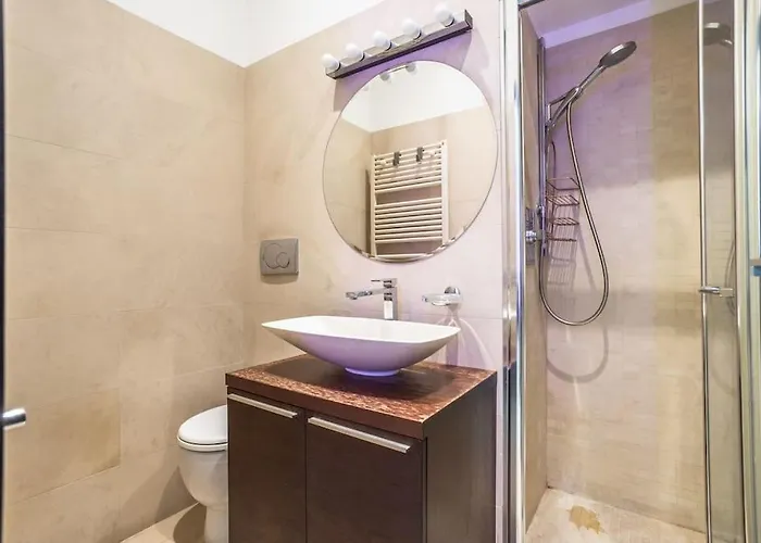 Charme & Luxe 2 Bedroom Center Apartment