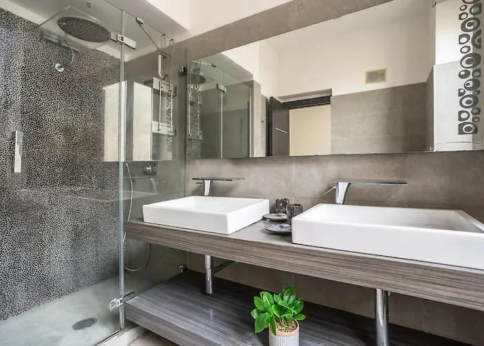 Charme & Luxe 2 Bedroom Center *